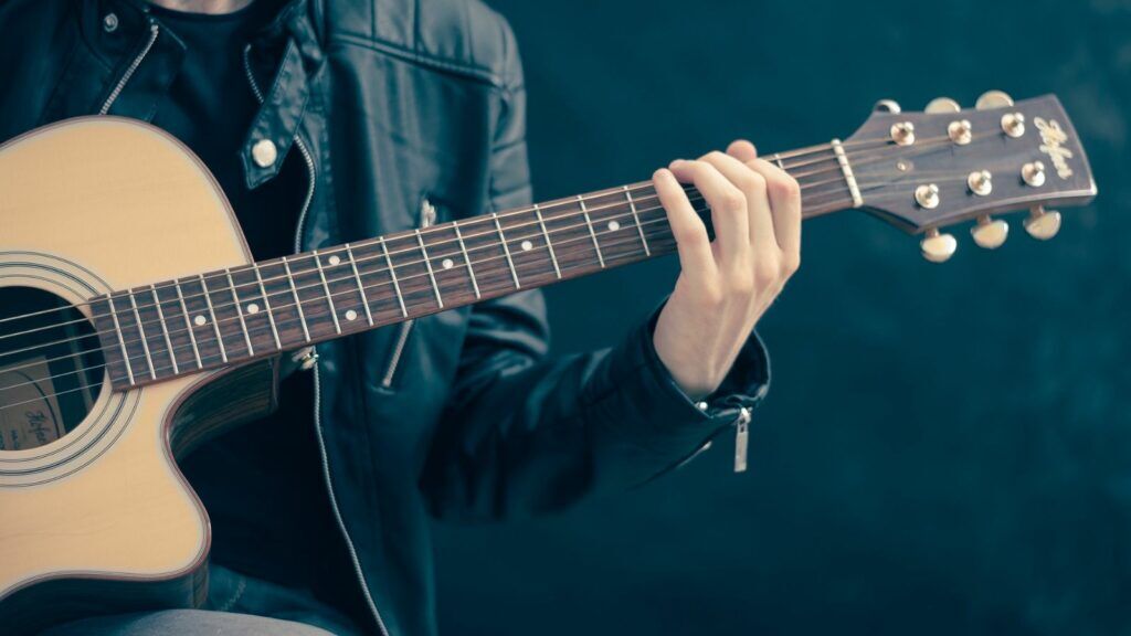 Homme jouant de la guitare acoustique